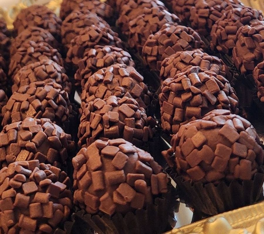 Brigadeiros com granulado de chocolate